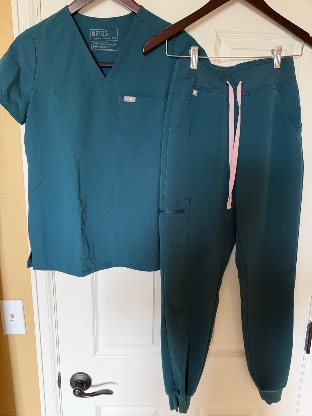 EUC Figs Zamora High-Rise Jogger Scrub Pant & Catarina Scrub Top
Size - XS